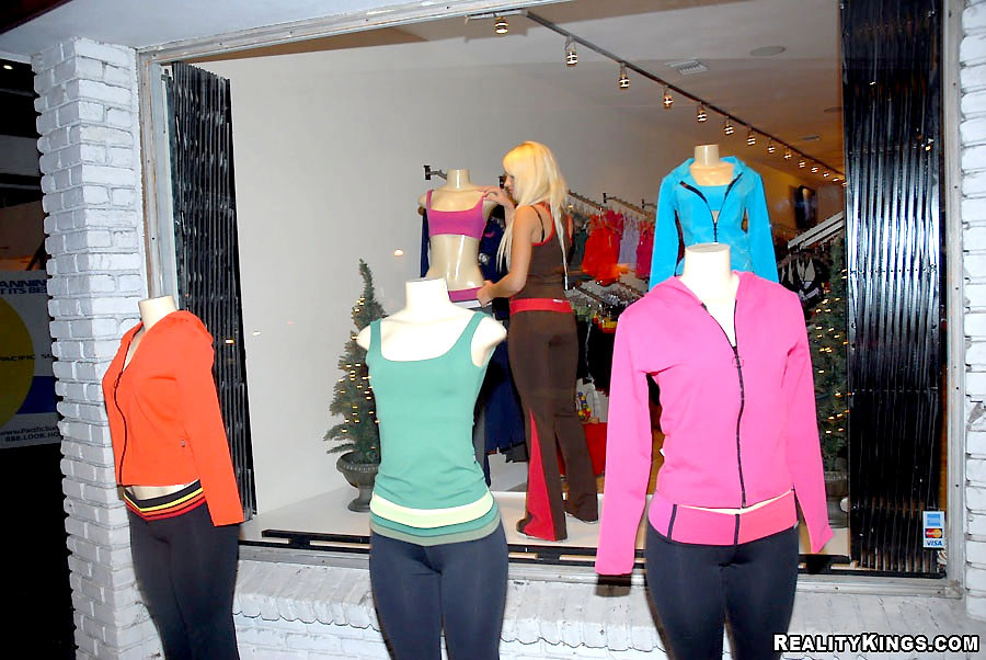 Super heiß nikita tried auf einige clothes aber ended bis fitting ein schwanz im diese heiß 
 #67427721
