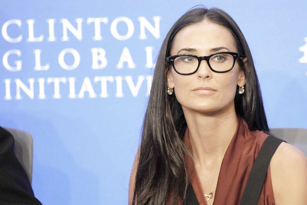 Demi moore sexy con gafas y piernas en mini falda paparazzi fotos
 #75300672