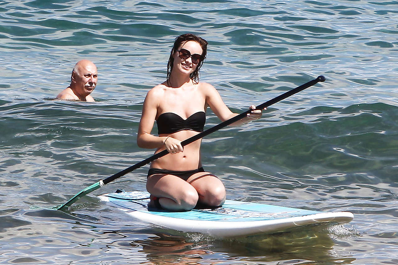 Olivia wilde zeigt heißen Körper im schwarzen Bikini am Strand
 #75227316