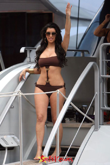 Bleck celebrity cutie Kim Kardashian showing her perfect ass #75416439