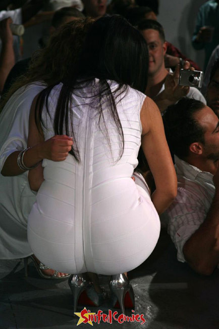 Bleck celebrity cutie Kim Kardashian showing her perfect ass #75416445
