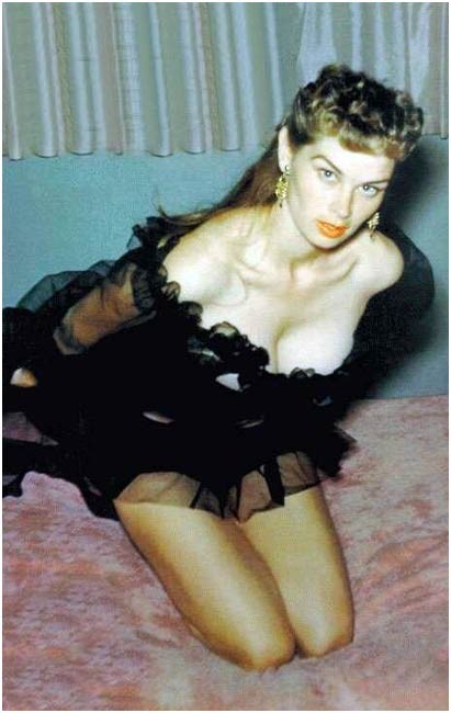 Vintage damas con coños peludos posando en los años sesenta
 #77294482