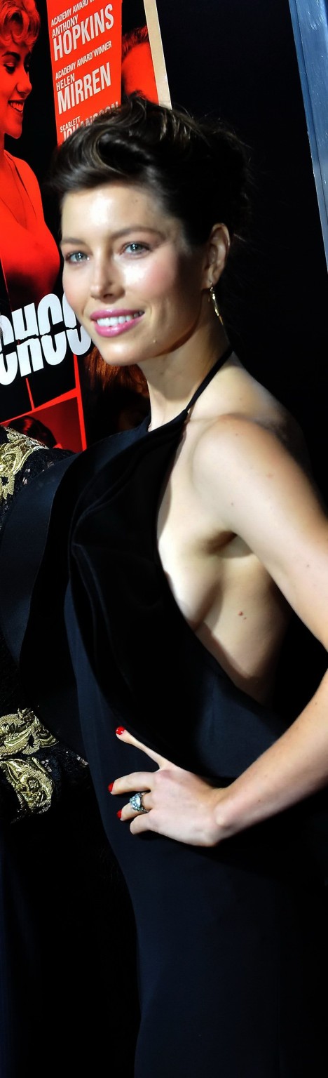 ジェシカ・ビール、「ヒッチコック」プレミアで黒のベアバックドレスを着て横乳を披露
 #75247972