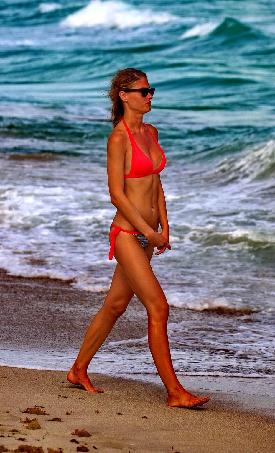 Olga Kent exhibant son corps en bikini sur une plage de Miami
 #75207477