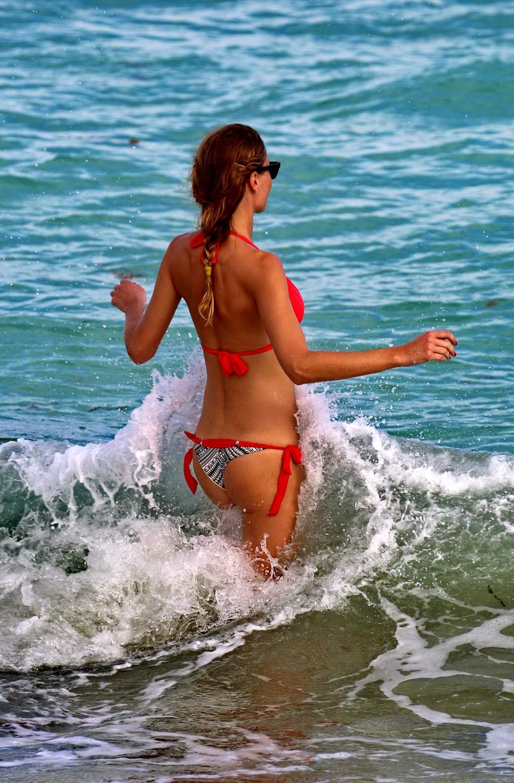 Olga Kent exhibant son corps en bikini sur une plage de Miami
 #75207484