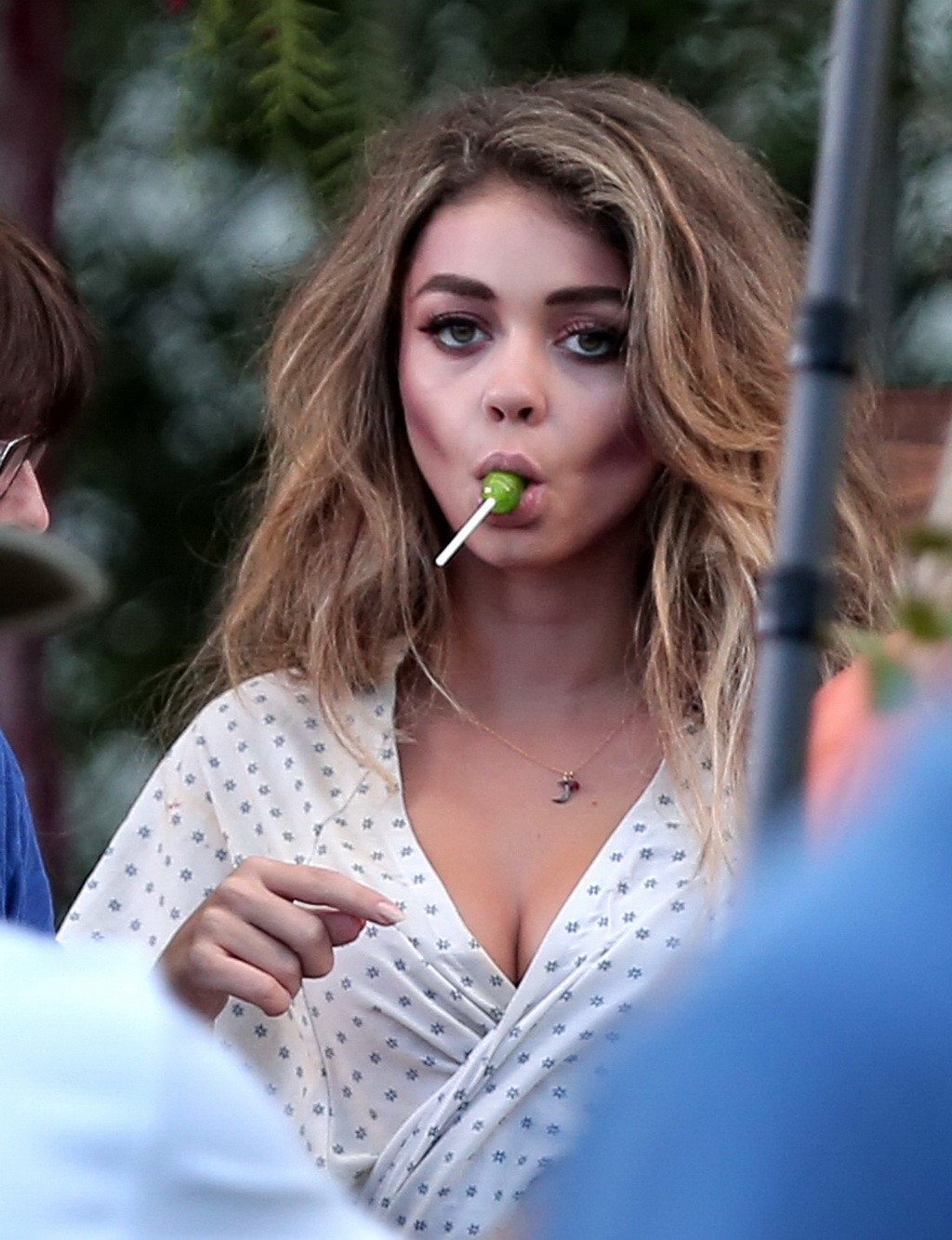 Sarah hyland è bella e succhia un lecca-lecca sul set di Modern Family a Los Angeles
 #75185350