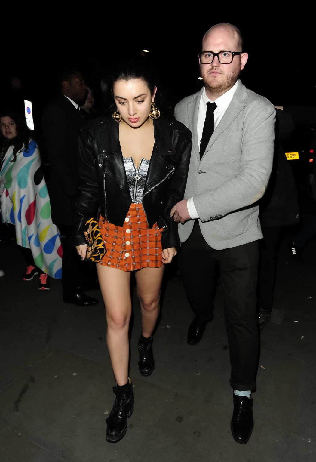 Charli xcx upskirt blinkt ihren nackten Hintern in der Öffentlichkeit
 #75145562