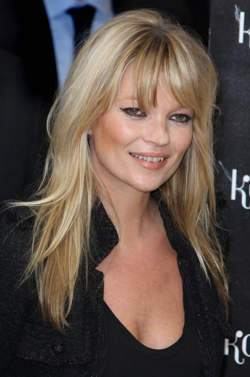 Kate moss sin sujetador mostrando un bonito escote en un top negro en la fragancia 'vintage muse
 #75325118