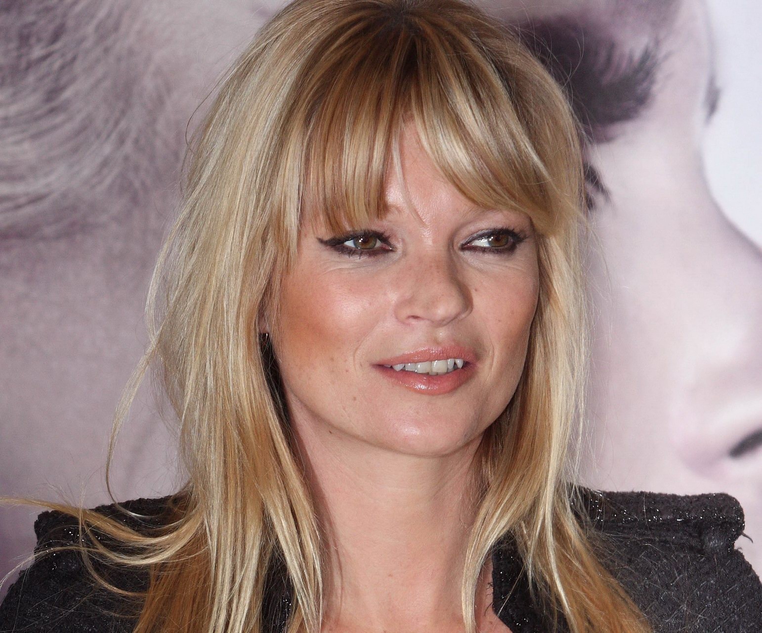 Kate Moss sans soutien-gorge montrant un joli décolleté dans un haut noir au parfum 'vintage muse'.
 #75325138