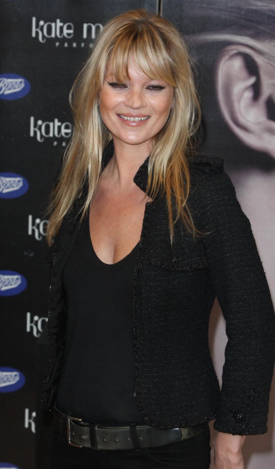 Kate moss sin sujetador mostrando un bonito escote en un top negro en la fragancia 'vintage muse
 #75325152