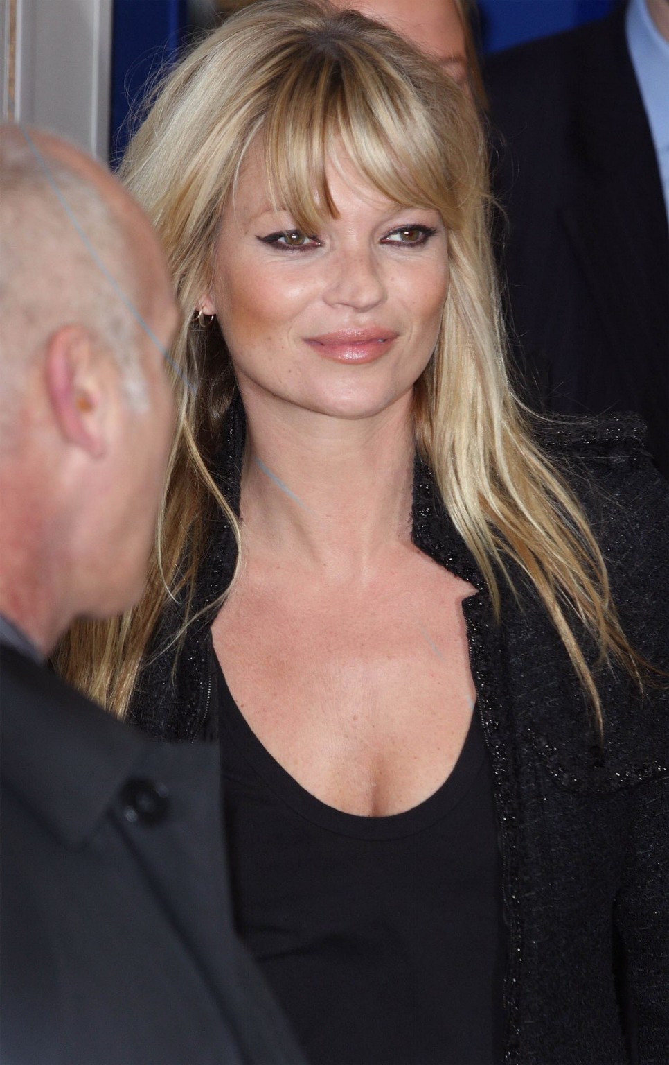 Kate moss sin sujetador mostrando un bonito escote en un top negro en la fragancia 'vintage muse
 #75325190