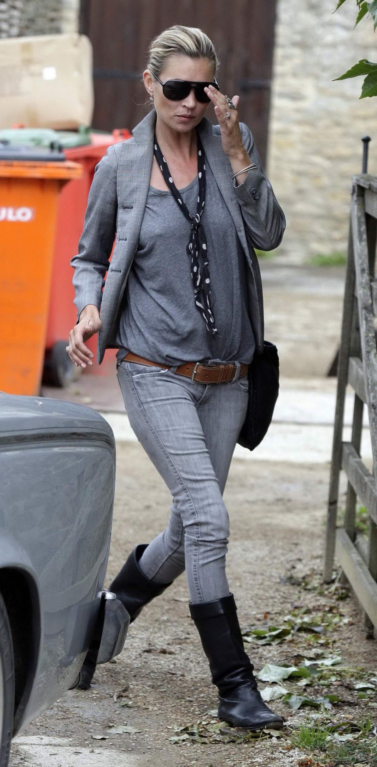 Kate Moss sans soutien-gorge montrant un joli décolleté dans un haut noir au parfum 'vintage muse'.
 #75325222