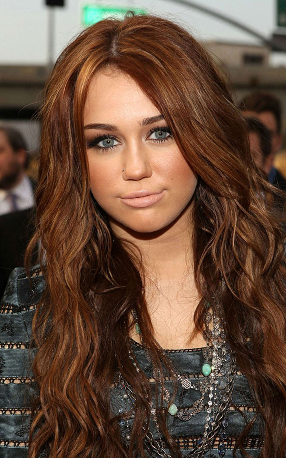 Miley cyrus très leggy en mini-jupe et jupe haute en voiture photos paparazzi
 #75361381
