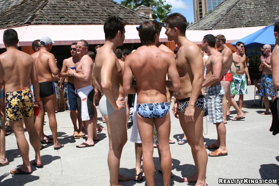Diese heißen schwulen Jungs kommen zusammen, um sich in dieser geilen Poolparty zu vergnügen
 #76907965