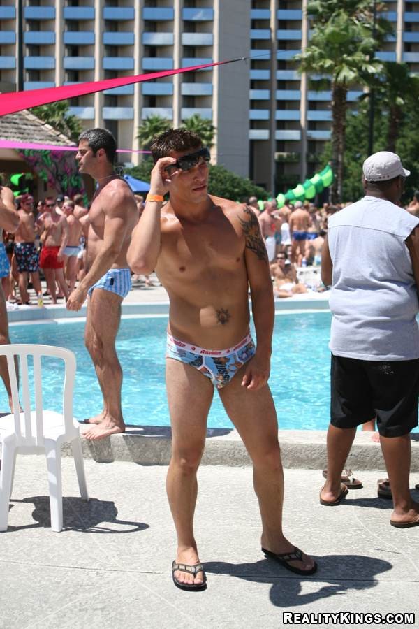 Diese heißen schwulen Jungs kommen zusammen, um sich in dieser geilen Poolparty zu vergnügen
 #76907978