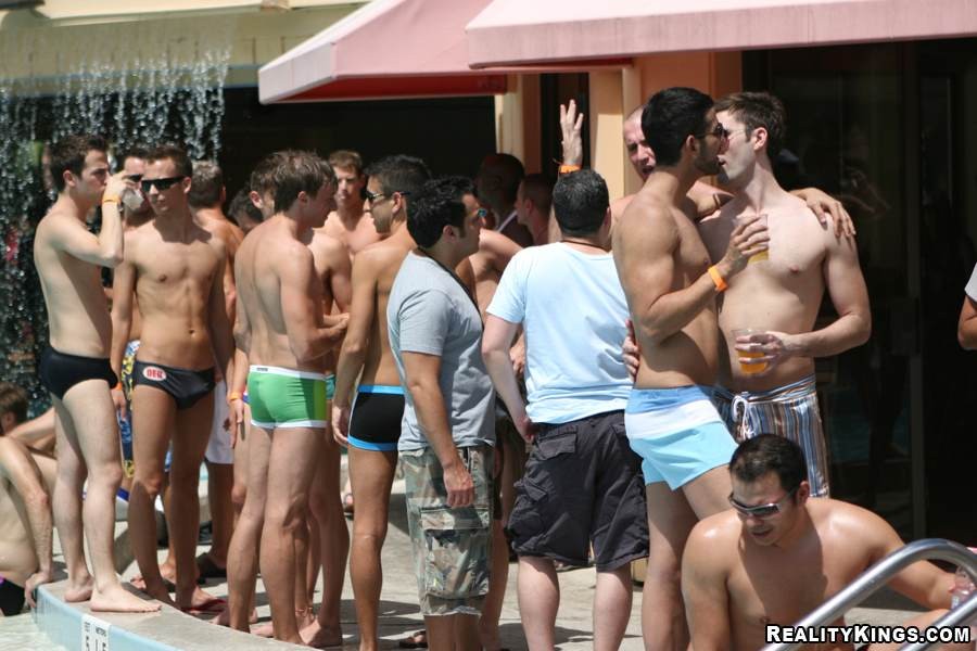 Diese heißen schwulen Jungs kommen zusammen, um sich in dieser geilen Poolparty zu vergnügen
 #76908018