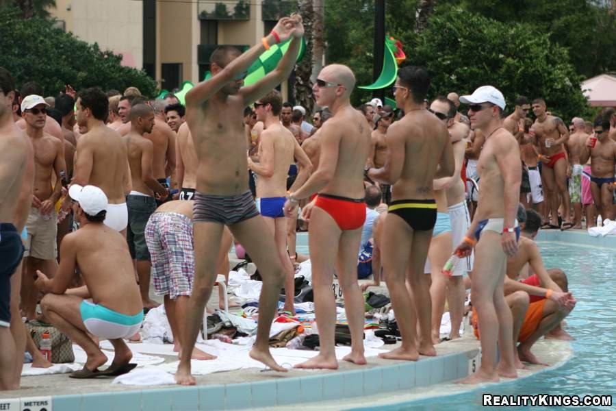 Diese heißen schwulen Jungs kommen zusammen, um sich in dieser geilen Poolparty zu vergnügen
 #76908037