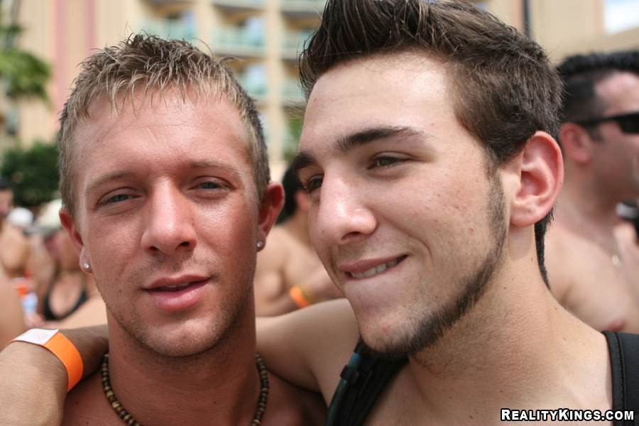 Diese heißen schwulen Jungs kommen zusammen, um sich in dieser geilen Poolparty zu vergnügen
 #76908044