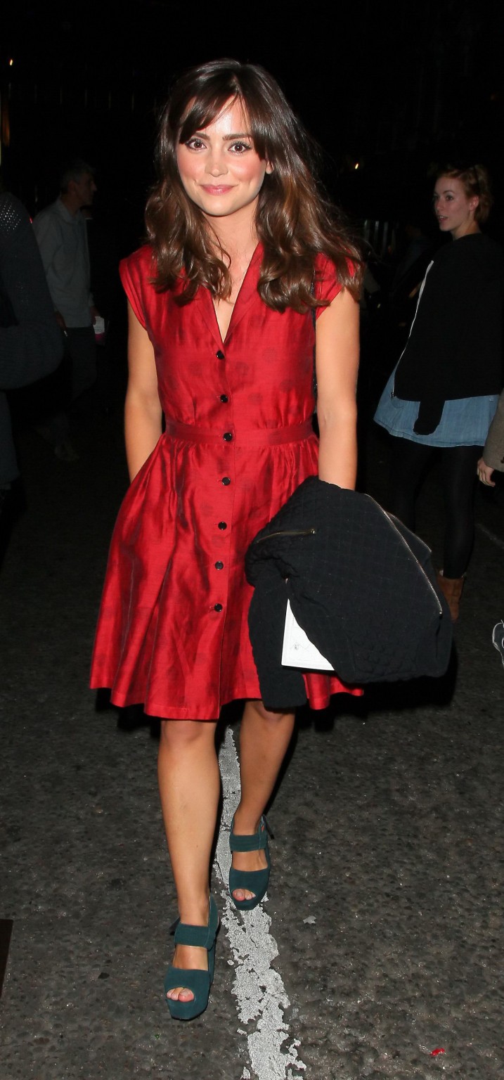Jenna louise coleman trägt ein rotes, heißes Polka-Dot-Kleid auf der Charlie and the Choc
 #75227064