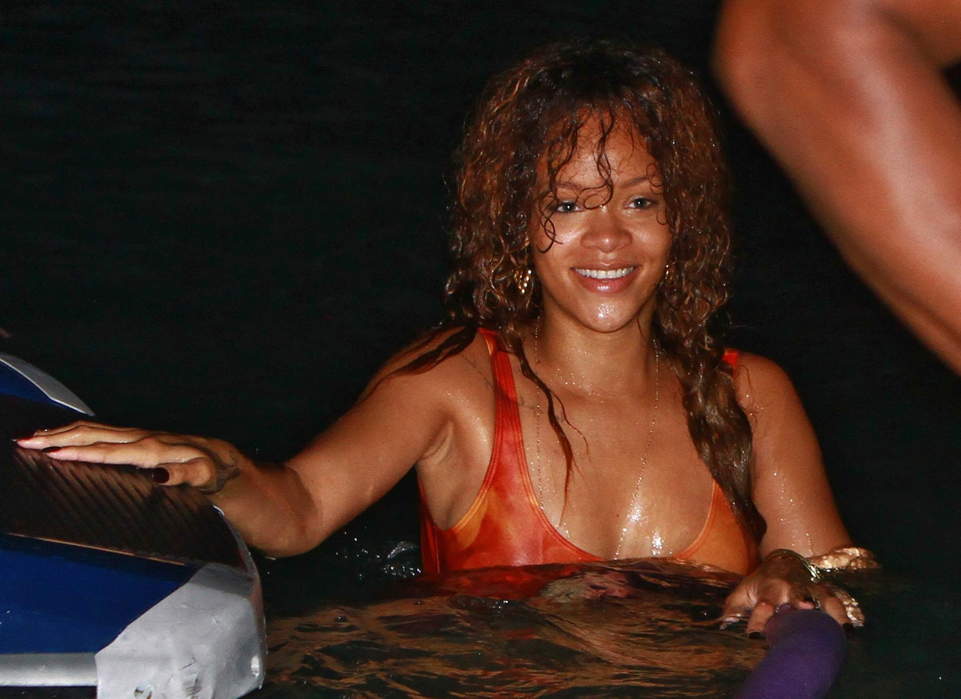 Rihanna in costume da bagno sexy andando per una nuotata al tramonto in barbados
 #75292834