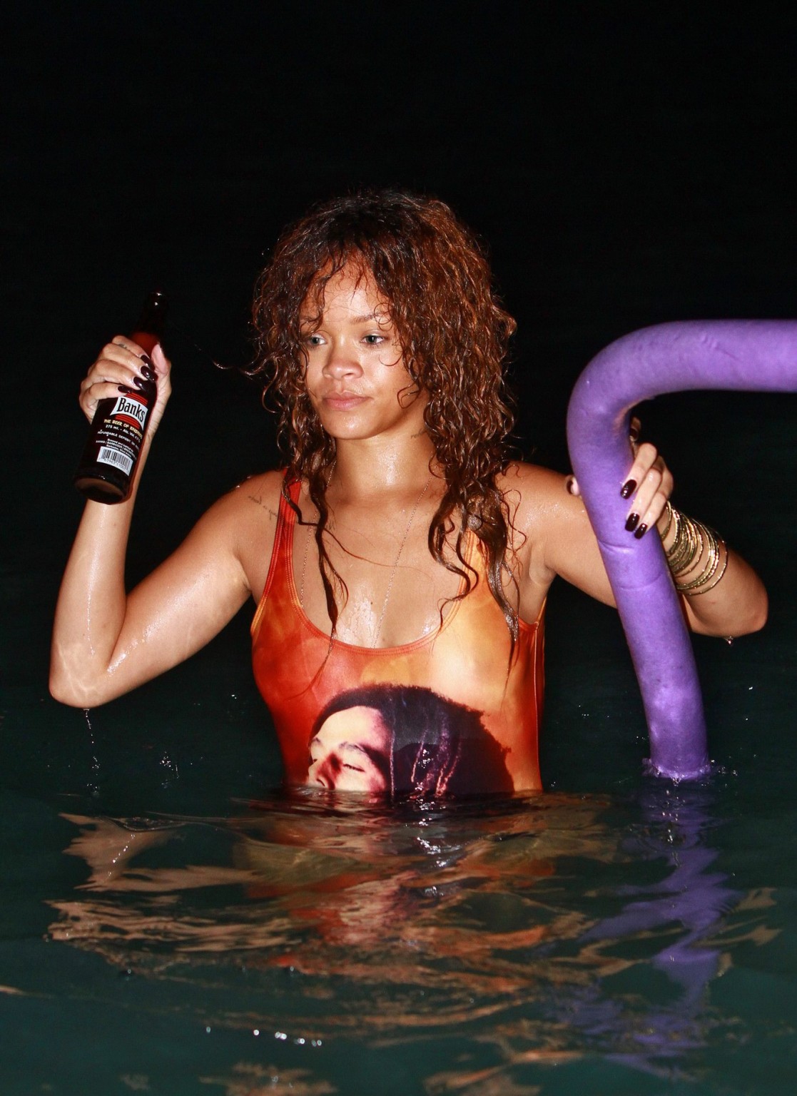 Rihanna en traje de baño sexy yendo a nadar al atardecer en Barbados
 #75292837