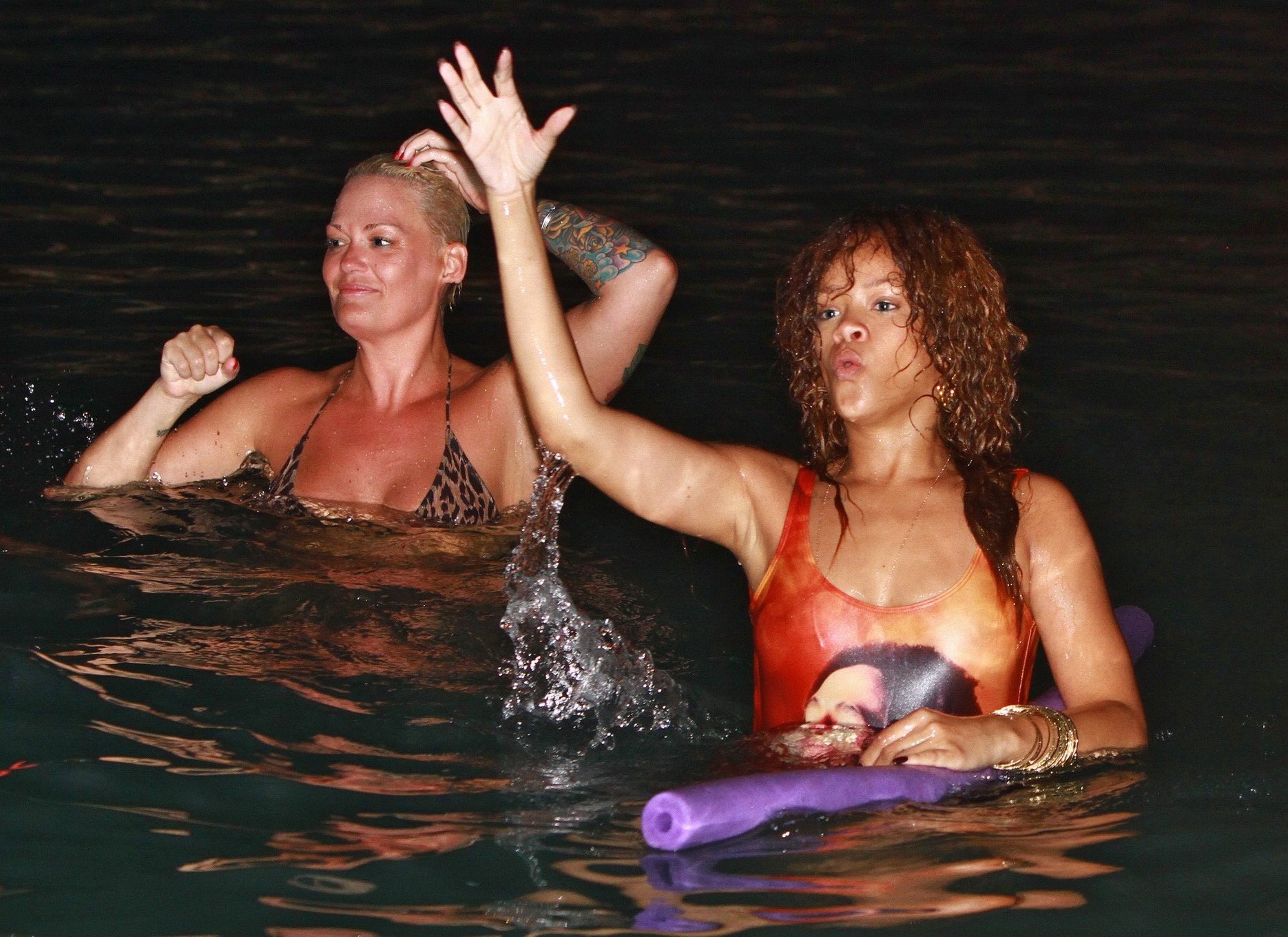 Rihanna en traje de baño sexy yendo a nadar al atardecer en Barbados
 #75292852