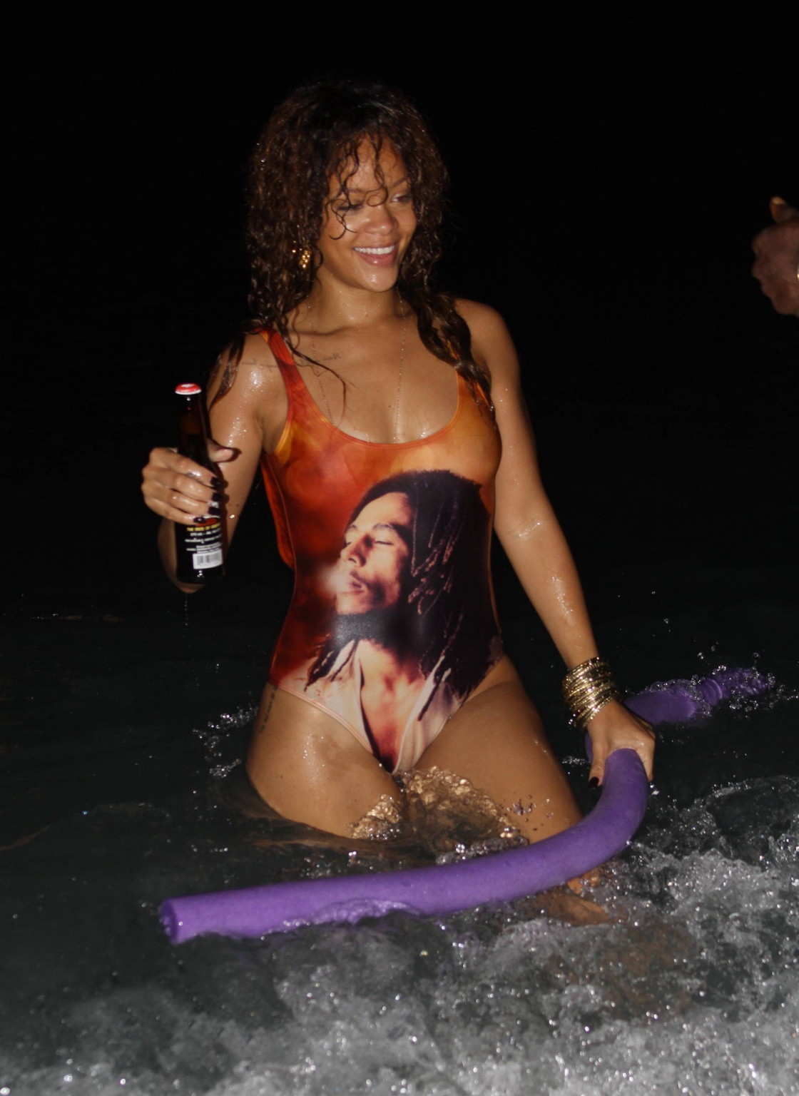 Rihanna in costume da bagno sexy andando per una nuotata al tramonto in barbados
 #75292886