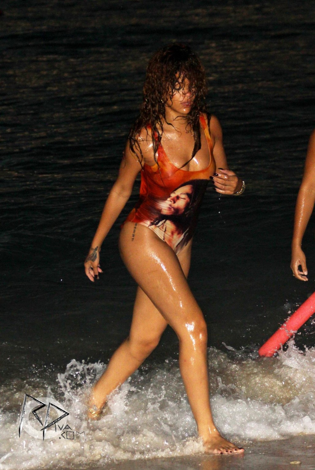 Rihanna in costume da bagno sexy andando per una nuotata al tramonto in barbados
 #75292908