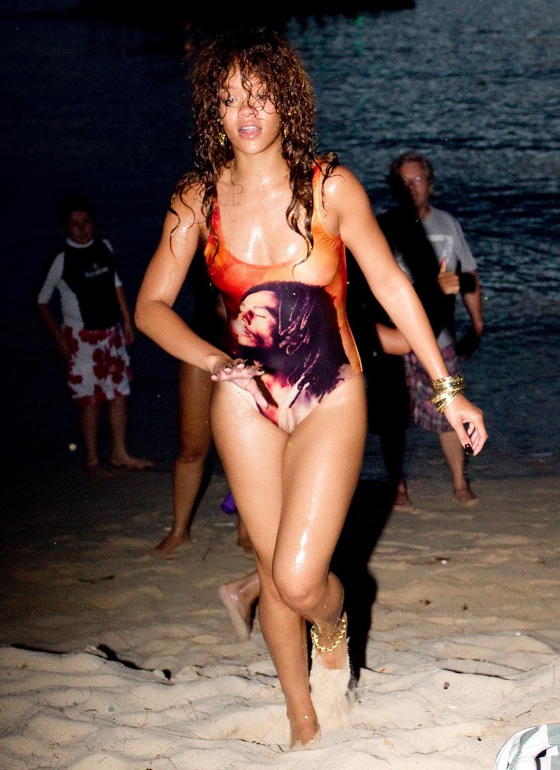 Rihanna en traje de baño sexy yendo a nadar al atardecer en Barbados
 #75292915