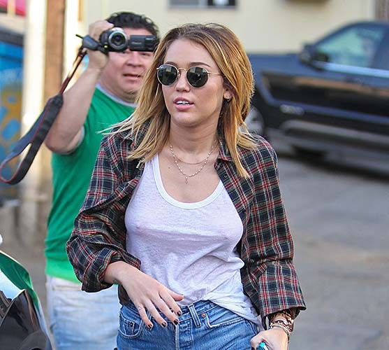 Miley Cyrus ci dà una vista dei suoi capezzoli duri ed enormi
 #75275654
