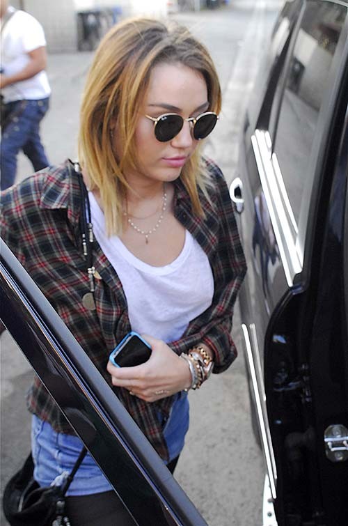 Miley Cyrus nous donne une vue de ses mamelons durs et énormes.
 #75275671