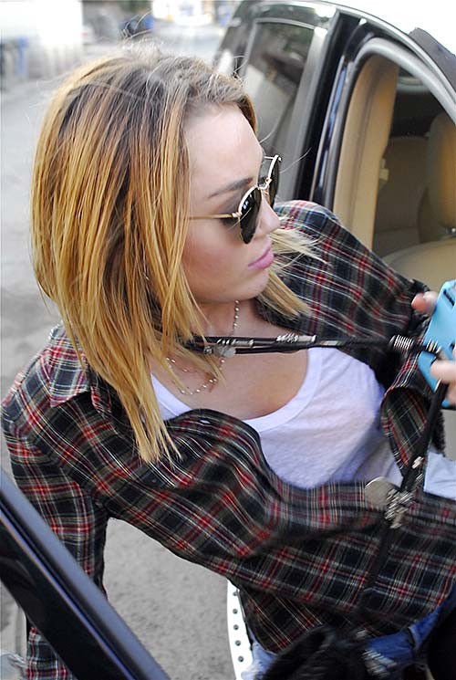 Miley Cyrus nous donne une vue de ses mamelons durs et énormes.
 #75275674