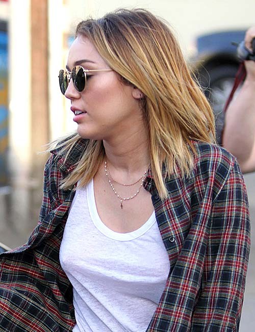 Miley Cyrus nous donne une vue de ses mamelons durs et énormes.
 #75275696