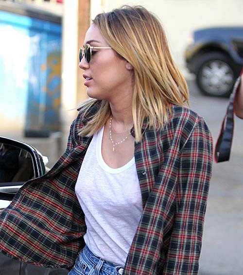 Miley Cyrus ci dà una vista dei suoi capezzoli duri ed enormi
 #75275712