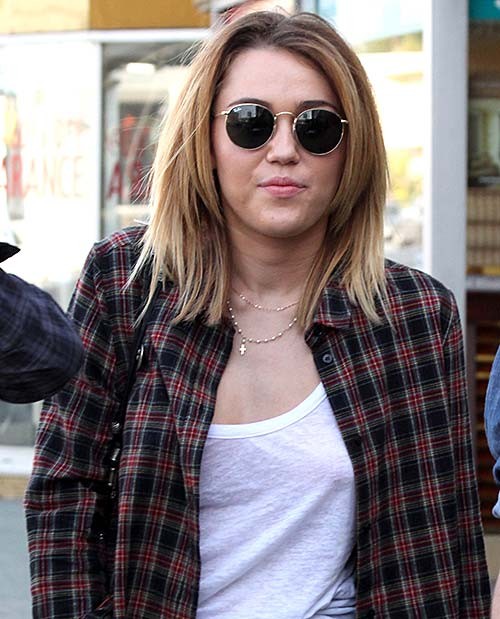 Miley Cyrus giving us a wiew of her hard and huge nipples #75275719