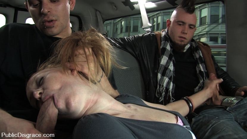 Une fille aux cheveux blonds se fait sucer et baiser dans un bondage public
 #72178366