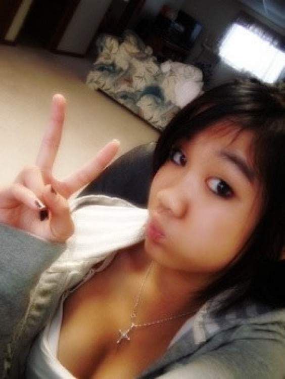 Asiatische coed geht voll nackt in Couch zeigt squeezable Titten
 #69876050
