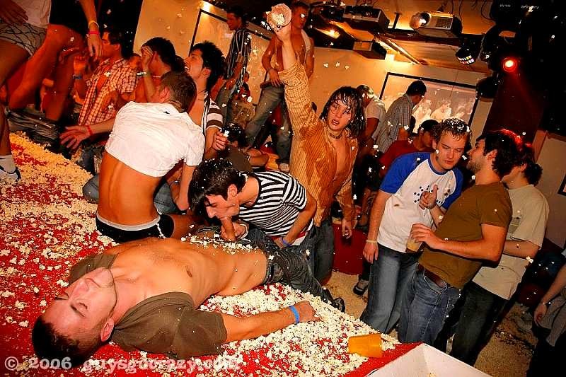 Twinks zeigen ihren Appetit auf Schwänze unter der Dusche
 #76993848
