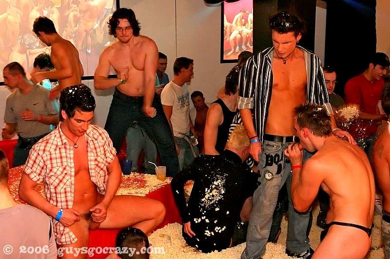 Twinks zeigen ihren Appetit auf Schwänze unter der Dusche
 #76993959