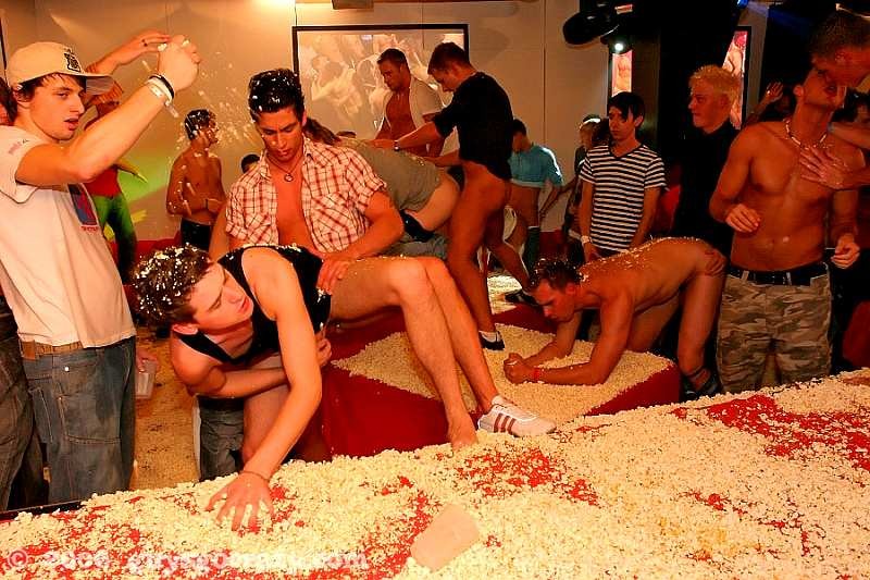Twinks zeigen ihren Appetit auf Schwänze unter der Dusche
 #76994006