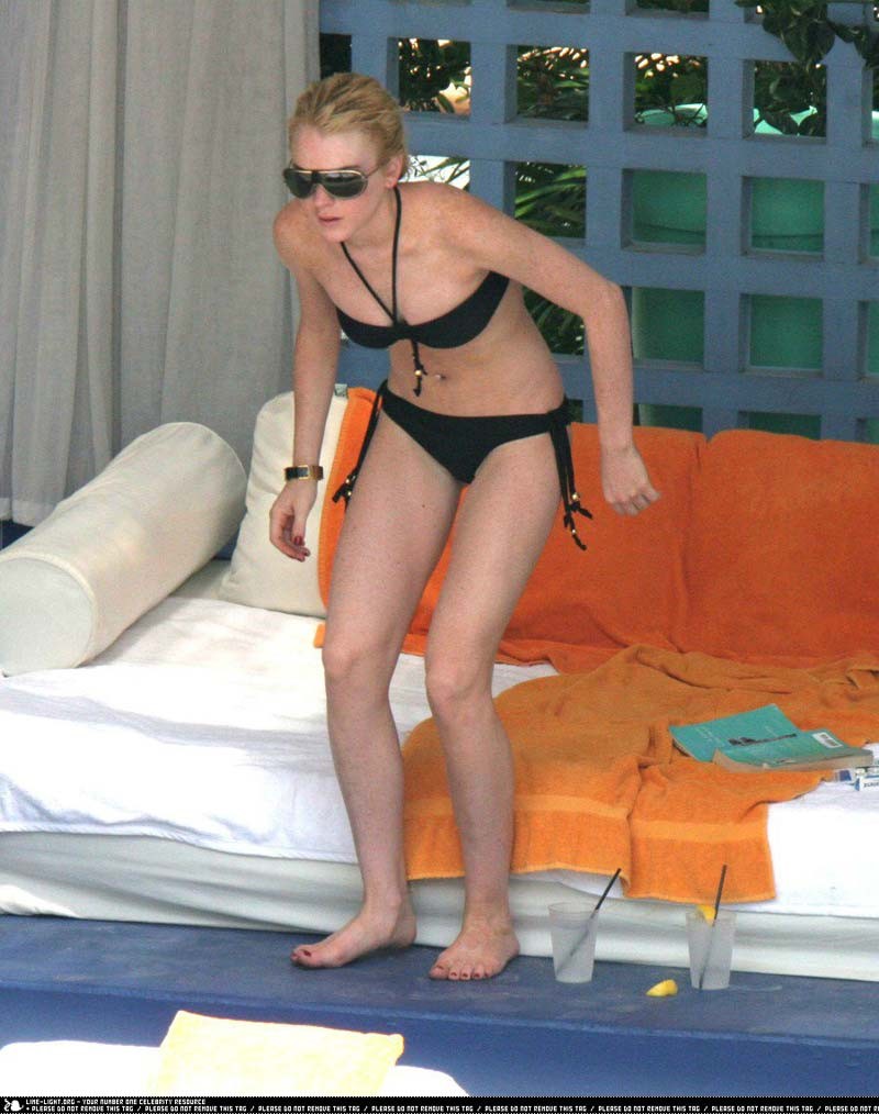Lindsay Lohan, gros décolleté en robe moulante
 #75312098
