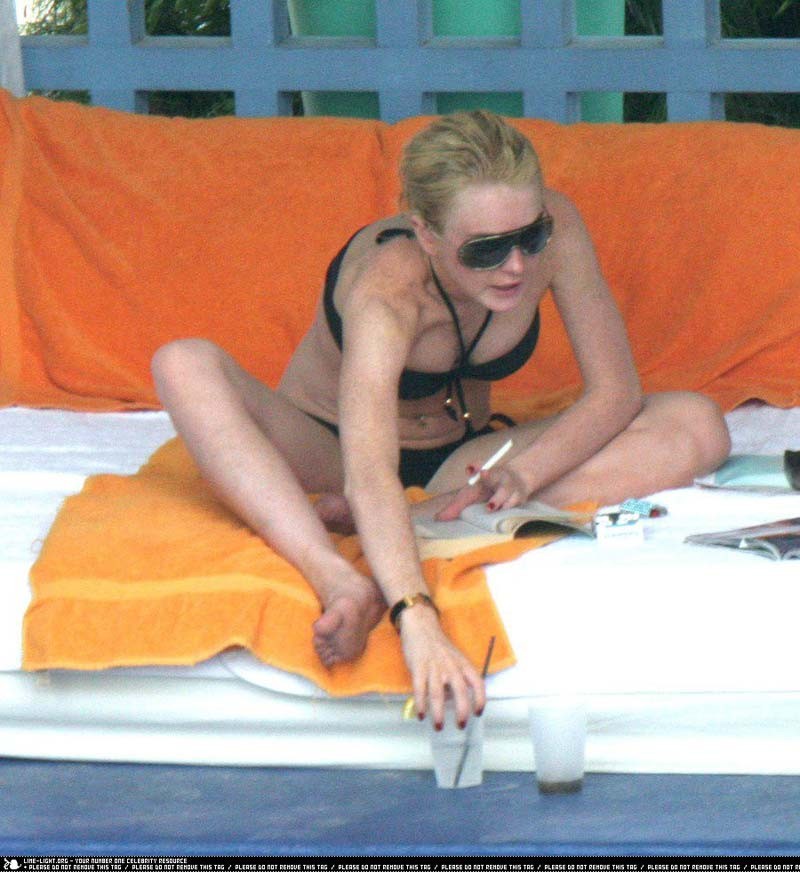 Lindsay Lohan, gros décolleté en robe moulante
 #75312102