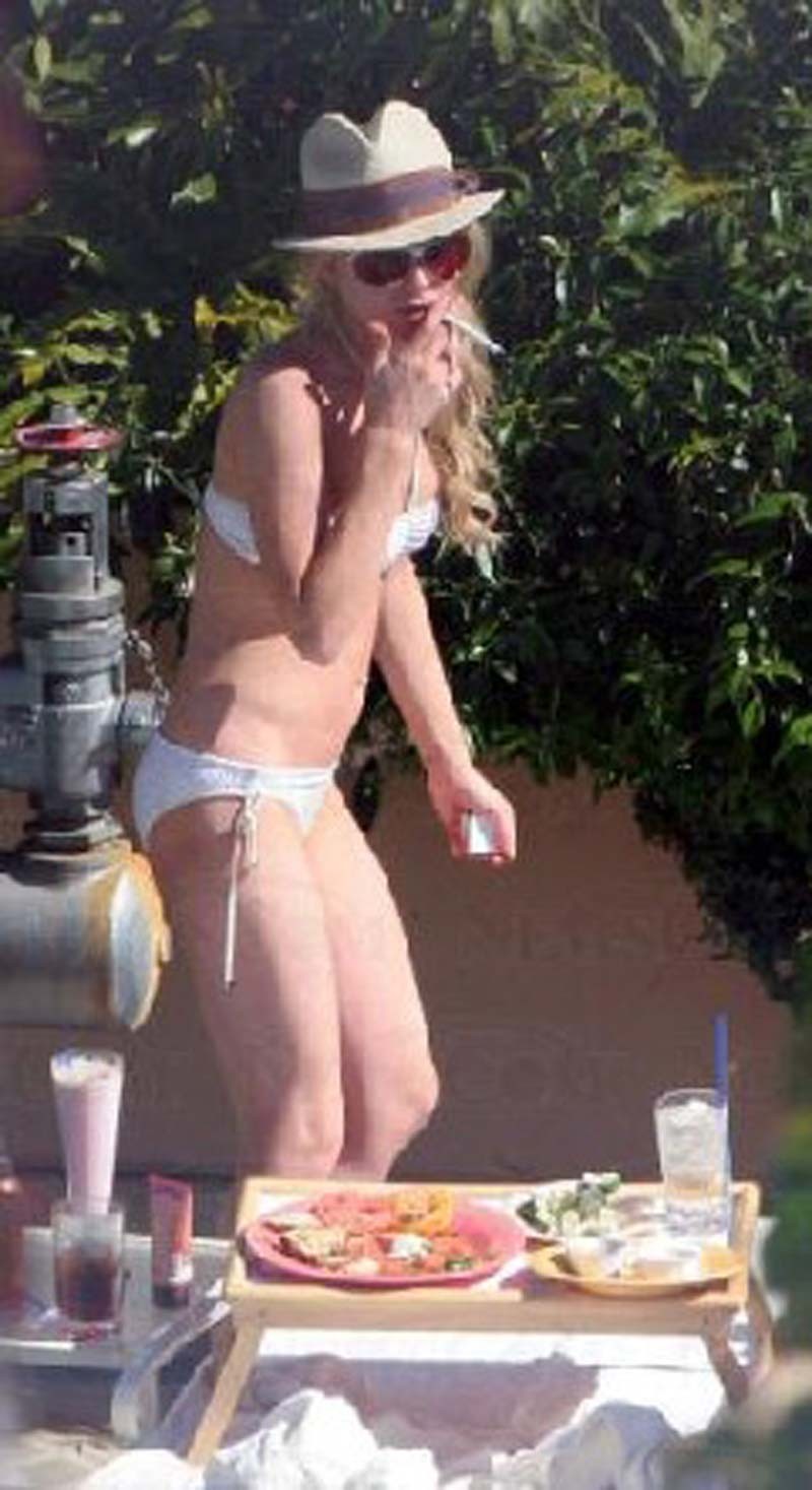 Lindsay Lohan, gros décolleté en robe moulante
 #75312131