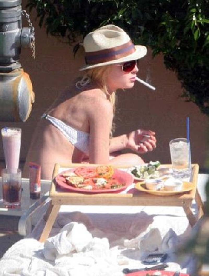 Lindsay Lohan, gros décolleté en robe moulante
 #75312134