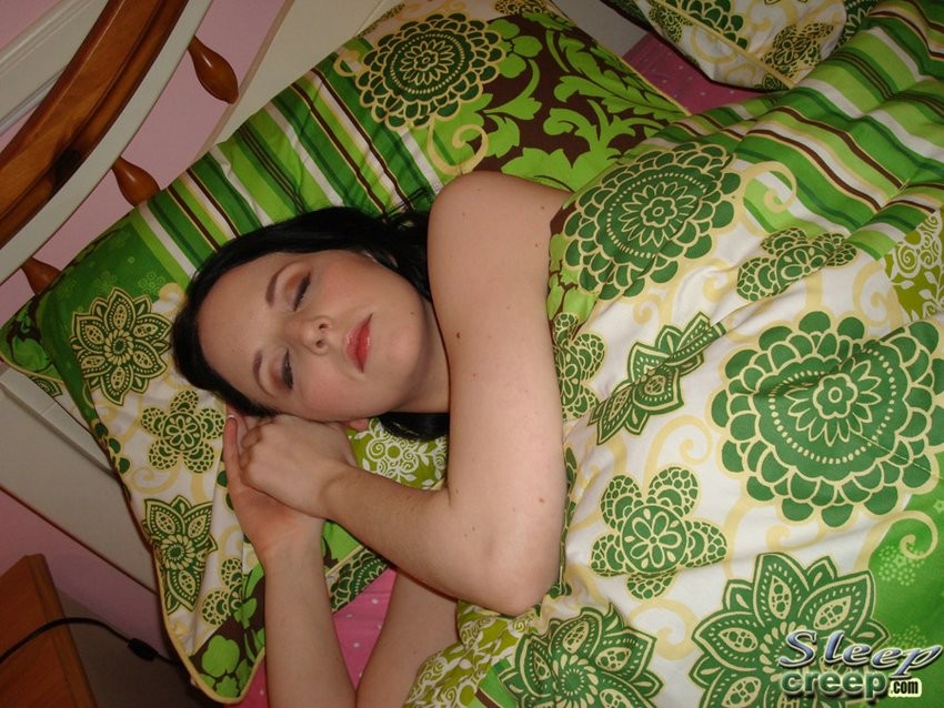 Bella brunetta teen viene sbattuta mentre dorme
 #76594055