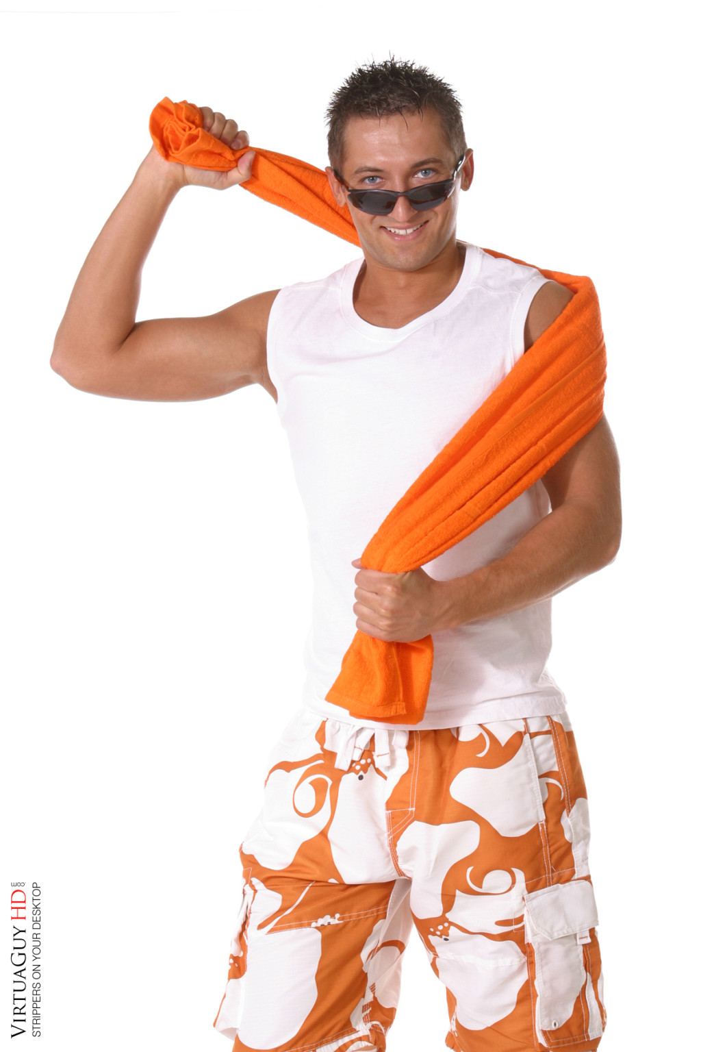 Chico bronceado desnudándose y mostrando su polla
 #76980296