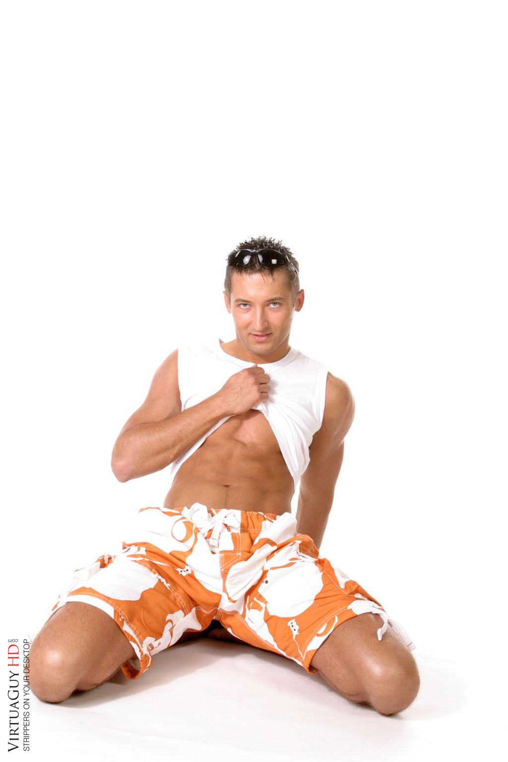 Chico bronceado desnudándose y mostrando su polla
 #76980337