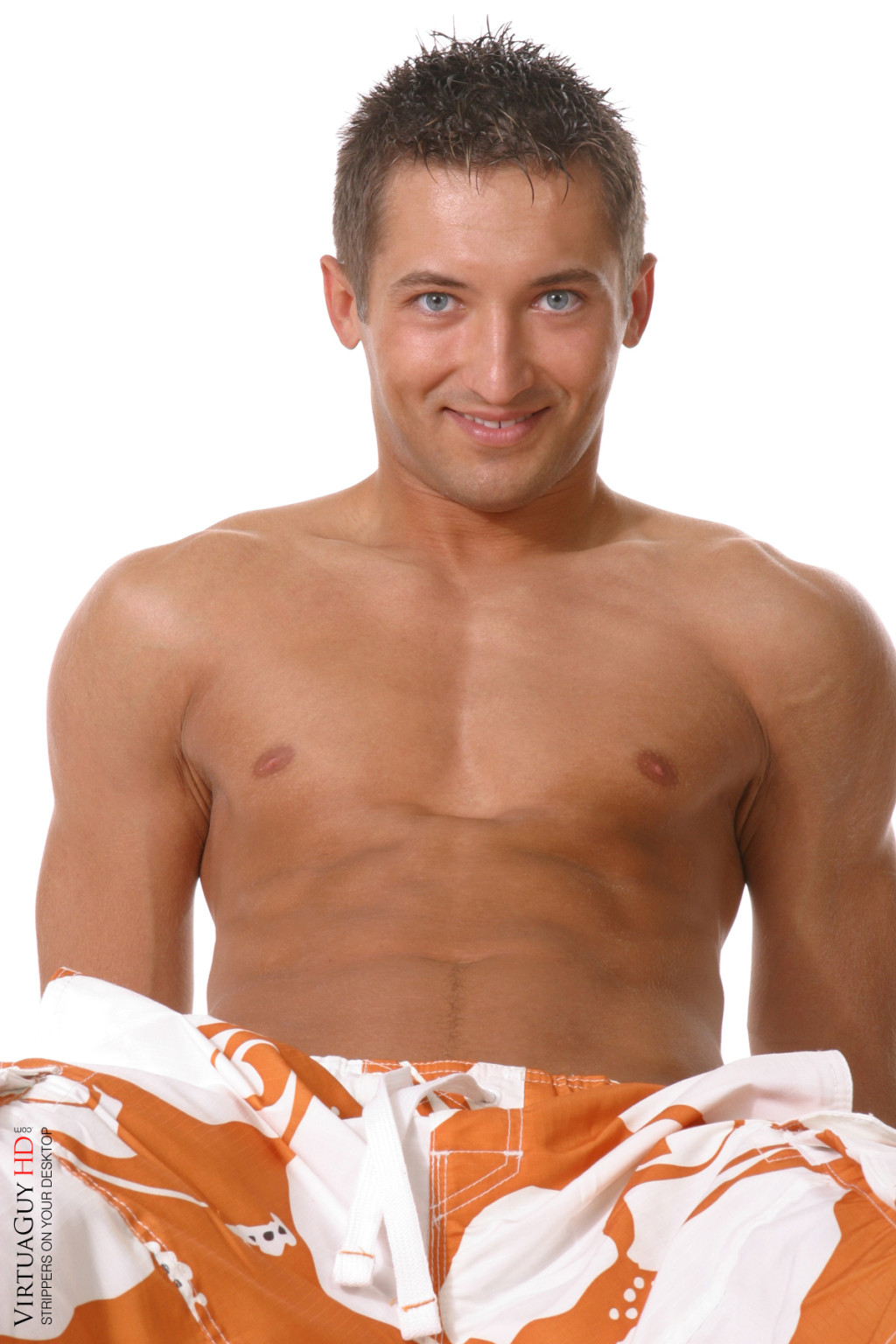Chico bronceado desnudándose y mostrando su polla
 #76980434