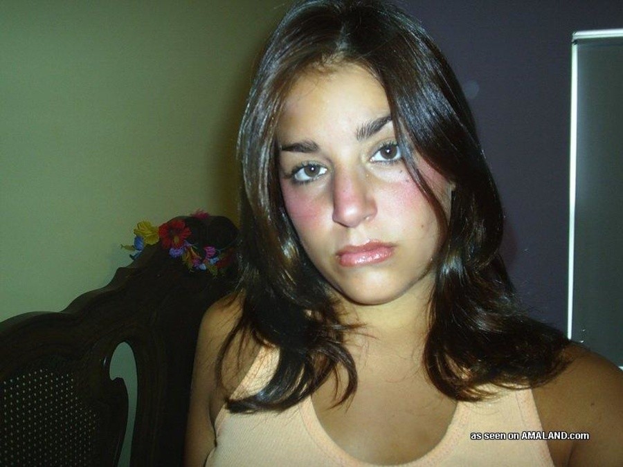 Photos d'une jeune femme amateur à forte poitrine qui se prostitue nue.
 #67590415
