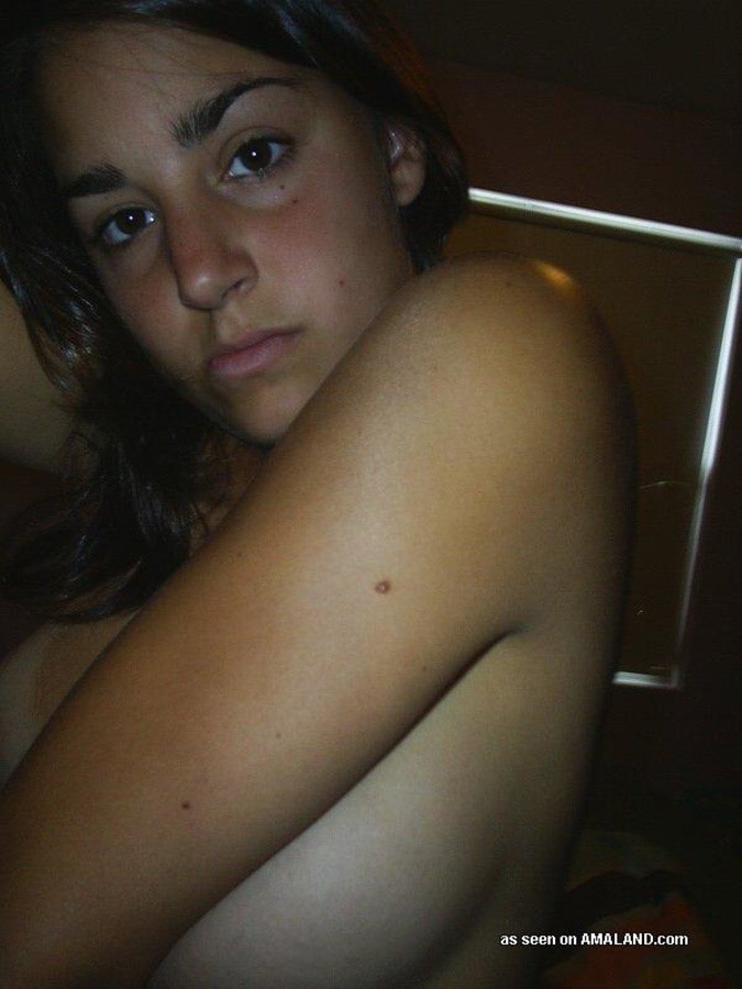 Photos d'une jeune femme amateur à forte poitrine qui se prostitue nue.
 #67590485